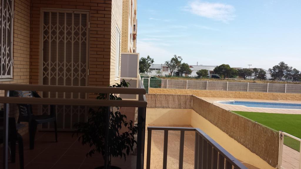 Apartamento 1 bajo con 2 Terrazas piscina y jardin Deltebre Habitación foto